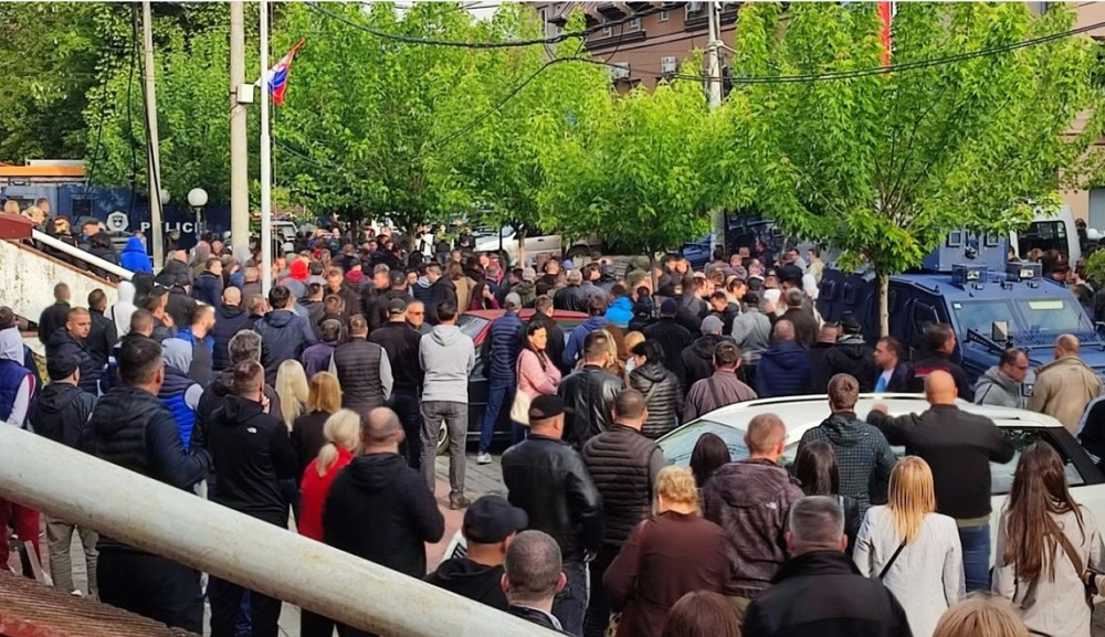 Serish tensione ne veri, serbet protestojne para ndertesave komunale
